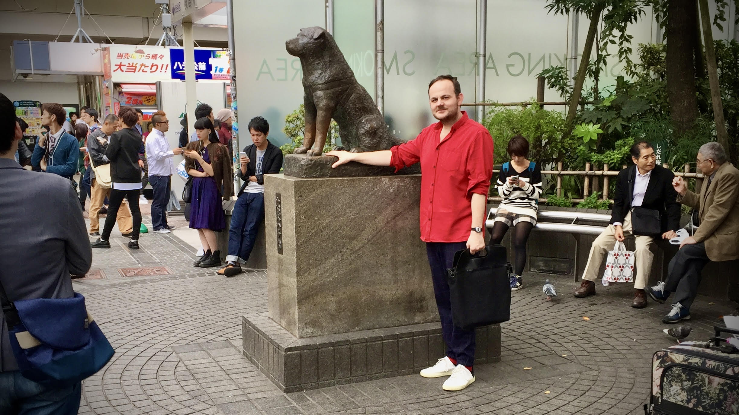 Paul aka The Conservative in Tokyo in front of the Hachiku statue